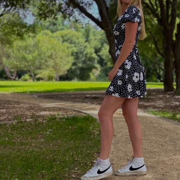 Urban Outfitters Jocelyn Black Floral Wrap Dress Size Small - Picture 2 of 13